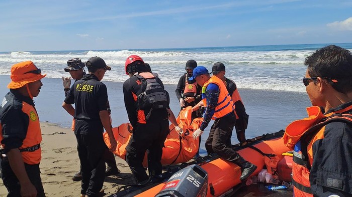 Korban Agus Setiawan dievakuasi petugas di Pantai Suwuk, Desa Tambakmulya, Kecamatan Puring, Kebumen, Rabu (25/3/2026).