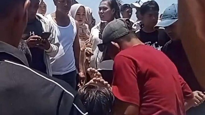 Korban tenggelam di Pantai Gratis Singkawang. (Istimewa)
