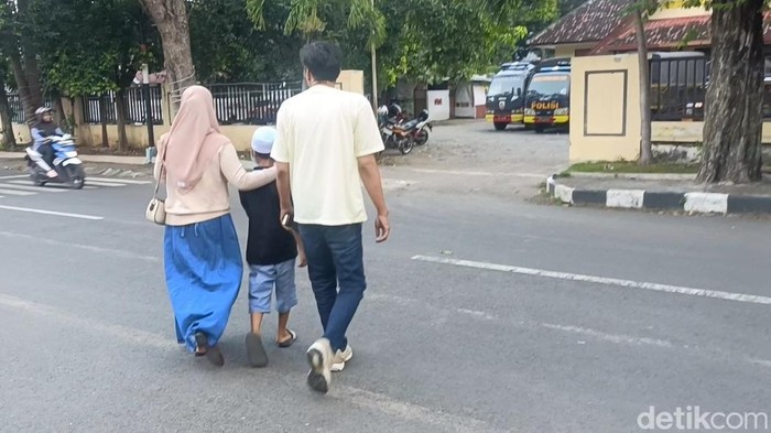 Korban yang dibanting guru ngaji didampingi orang tua saat hendak visum