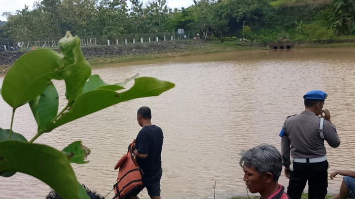 Proses pencarian lansia yang tenggelam di Embung Krikilan, Bayat, Klaten, Rabu (25/3/2026).