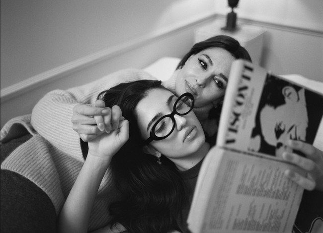Meski belum punya banyak pengalaman, Leonie membuktikan sisi modelnya. Vogue juga menyandingkan penampilan antara Leonie dan Monicca yang sama-sama tampil di Vogue saat usia 16. Foto: Instagram @vogueitalia