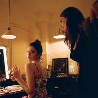 Kamera menangkap momen intim antara ibu dan putri bungsu ini. Kecantikan keduanya membuat netizen terkagum. Banyak orang beranggapan Leonie mewarisi perpaduan harmonis dari wajah ibu dan ayahnya yang rupawan. Foto: Instagram @vogueitalia