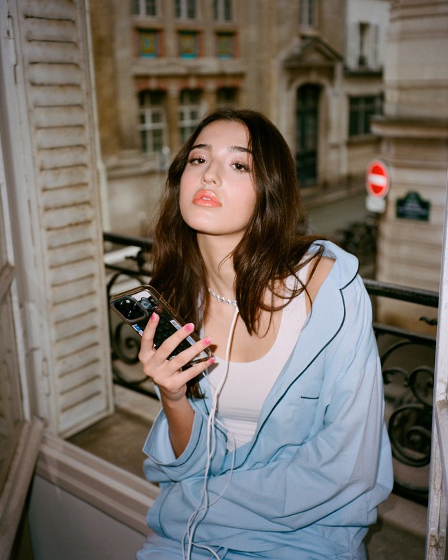 Berbagai foto menampilkan Leonie dengan balutan busana kasual penuh warna sesuai usia. Foto: Instagram @vogueitalia