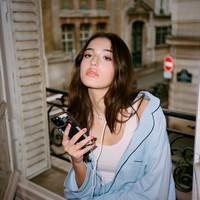 Berbagai foto menampilkan Leonie dengan balutan busana kasual penuh warna sesuai usia. Foto: Instagram @vogueitalia