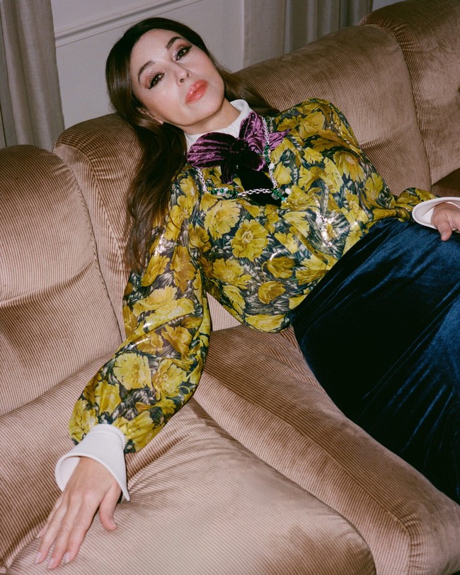 Dalam wawancara, Leonie bercerita tentang pengalamannya mengikut sang ibu di lokasi syuting sejak ia masih kecil. Di sana, ia sering mencoba-coba baju juga bersama kakaknya, Deva.  Foto: Instagram @vogueitalia