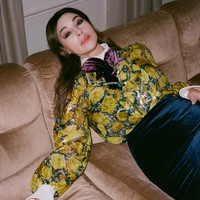 Dalam wawancara, Leonie bercerita tentang pengalamannya mengikut sang ibu di lokasi syuting sejak ia masih kecil. Di sana, ia sering mencoba-coba baju juga bersama kakaknya, Deva.  Foto: Instagram @vogueitalia