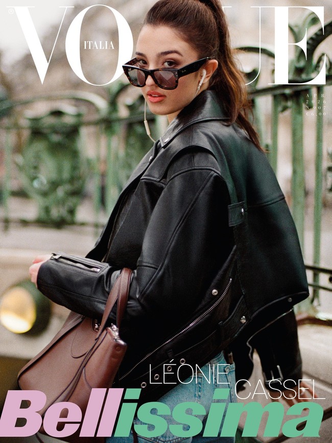Leonie Cassel mulai menapakkan jejaknya di dunia modeling. Anak dari aktris Italia, Monica Bellucci, tersebut baru saja tampil perdana di Majalah Vogue. Dalam debutnya, ia ditemani oleh sang ibu.Foto: Instagram @vogueitalia