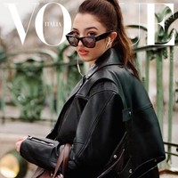 Leonie Cassel mulai menapakkan jejaknya di dunia modeling. Anak dari aktris Italia, Monica Bellucci, tersebut baru saja tampil perdana di Majalah Vogue. Dalam debutnya, ia ditemani oleh sang ibu.Foto: Instagram @vogueitalia