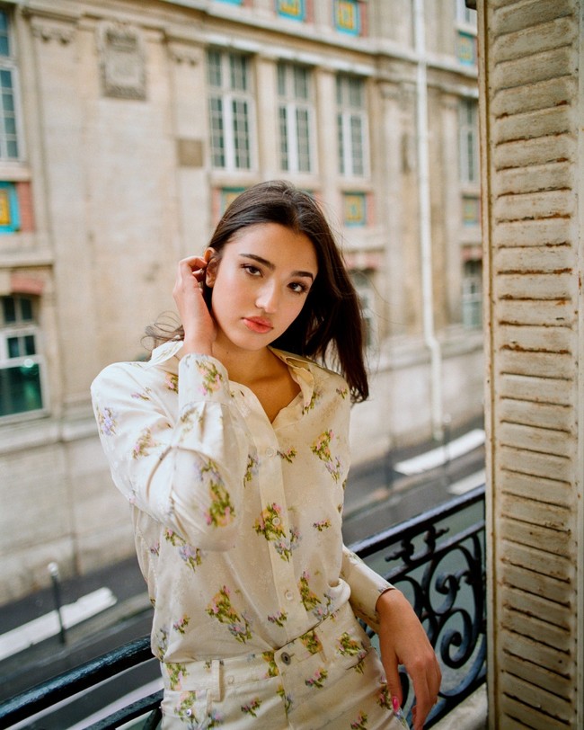 Tak seperti kakaknya, Deva Cassel yang menikmati sorotan sebagai model, Leonie jarang tampil di depan umum. Karena itu, penampilannya di Vogue menuai perbincangan. Foto: Instagram @vogueitalia