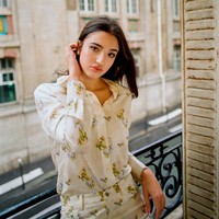 Tak seperti kakaknya, Deva Cassel yang menikmati sorotan sebagai model, Leonie jarang tampil di depan umum. Karena itu, penampilannya di Vogue menuai perbincangan. Foto: Instagram @vogueitalia