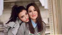 Potret Perdana Putri Cantik Monica Bellucci Pemotretan Vogue Bareng Ibunya