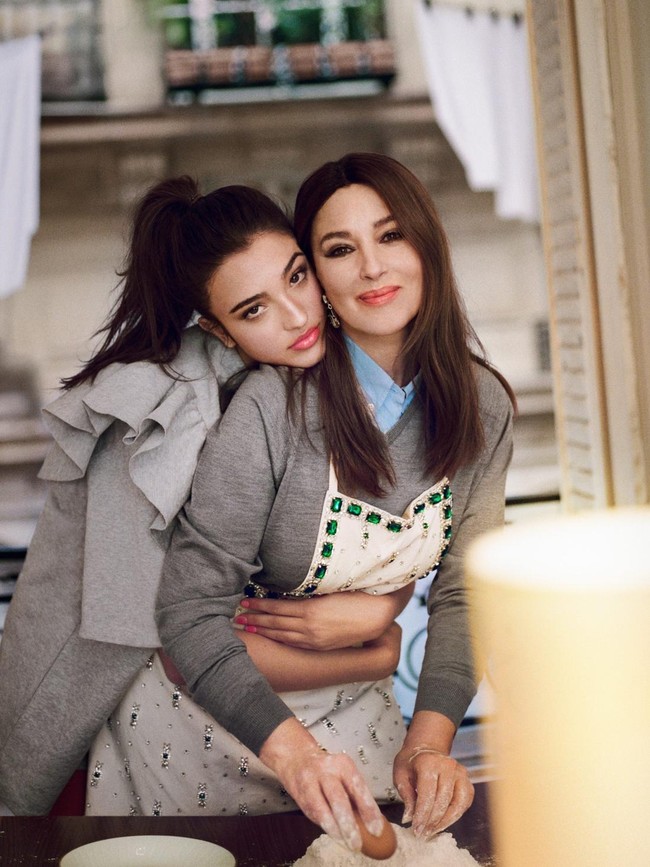 Potret Perdana Putri Cantik Monica Bellucci Pemotretan Vogue Bareng Ibunya