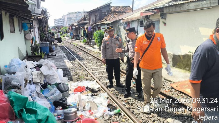 Lokasi lansia di Surabaya selamat usai tertabrak KA saat sedang memilah sampah.