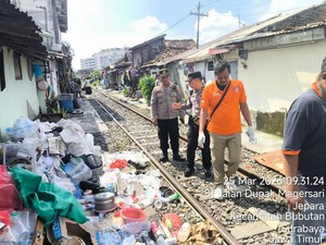 Fakta-fakta Lansia di Surabaya Selamat Setelah Ditabrak Kereta Api