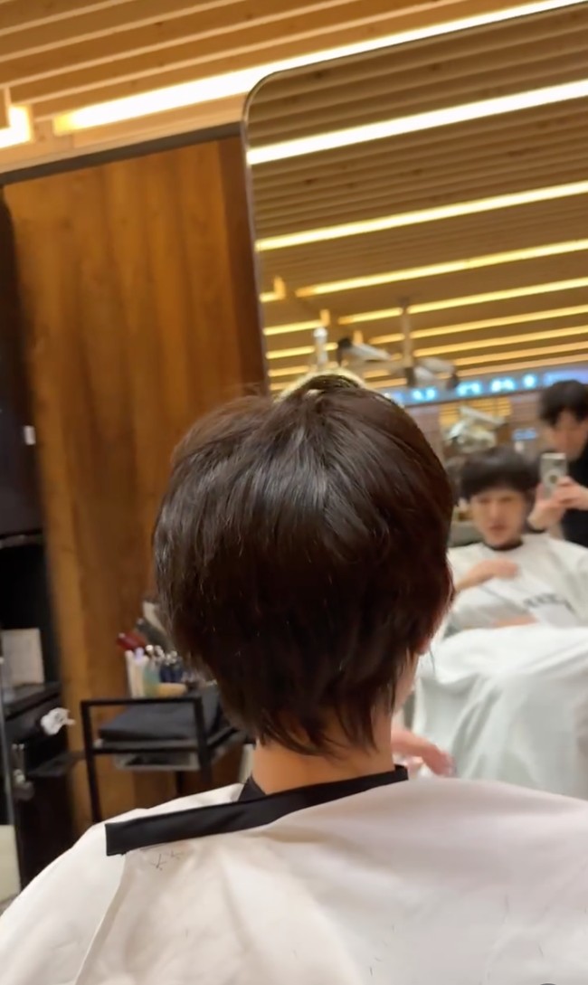 Lucinta Luna membagikan penampilan terbarunya setelah Lebaran. Tampil beda, kali ini Lucinta memilih memangkas rambut panjangnya. Foto: Instagram/@lucintaluna_manjalita