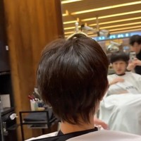 Lucinta Luna membagikan penampilan terbarunya setelah Lebaran. Tampil beda, kali ini Lucinta memilih memangkas rambut panjangnya. Foto: Instagram/@lucintaluna_manjalita