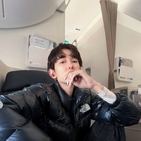 Penampilannya yang biasa feminin, kini jadi terlihat lebih boyish. Busana yang dikenakan Lucinta juga tampak senada dan mendukung gaya boyish yang ditampilkannya. Foto: Instagram/@lucintaluna_manjalita