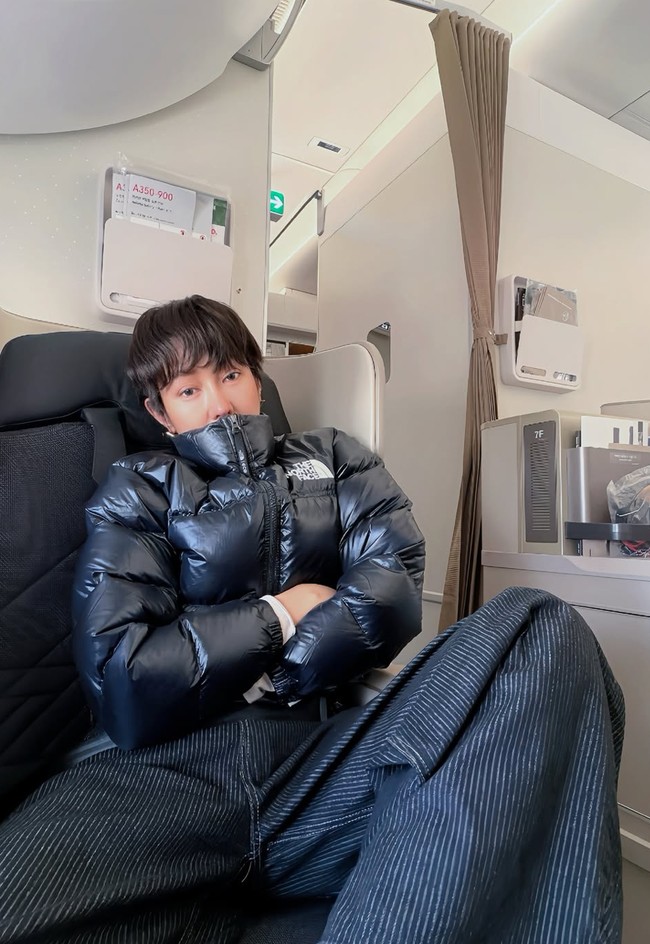 Dengan gaya rambut barunya, Lucinta kini lebih memilih tampil mengenakan atasan dan bawahan celana. Kontras berbeda dengan gaya busananya yang biasa tampil feminin dengan dress. Foto: Instagram/@lucintaluna_manjalita