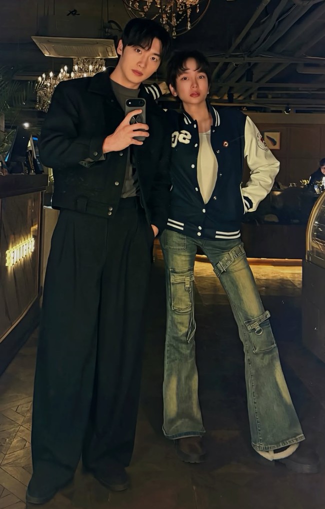 Penampilan baru Lucinta dipuji netizen ganteng bak oppa Korea. tuhkan malah mirip oppa koreaa ganteng polll, tulis salah satu komentar. ganteng om busett pangling, komentar lain. Foto: Instagram/@lucintaluna_manjalita