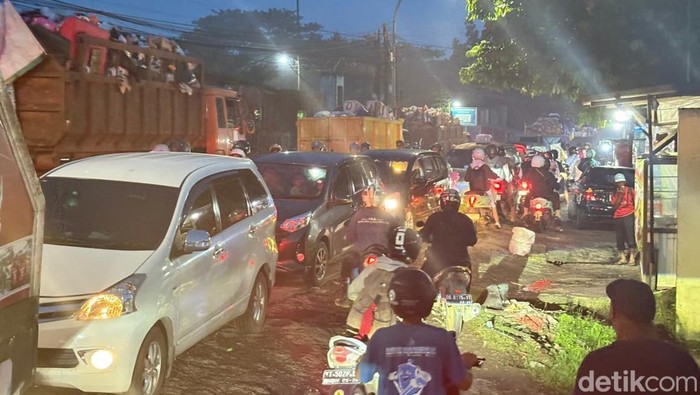 Macet di sekitar TPA Antang Makassar gegera antrean truk pengangkut sampah.