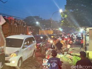 Derita Sopir Truk Sampah Makassar Antre hingga 12 Jam di TPA Antang