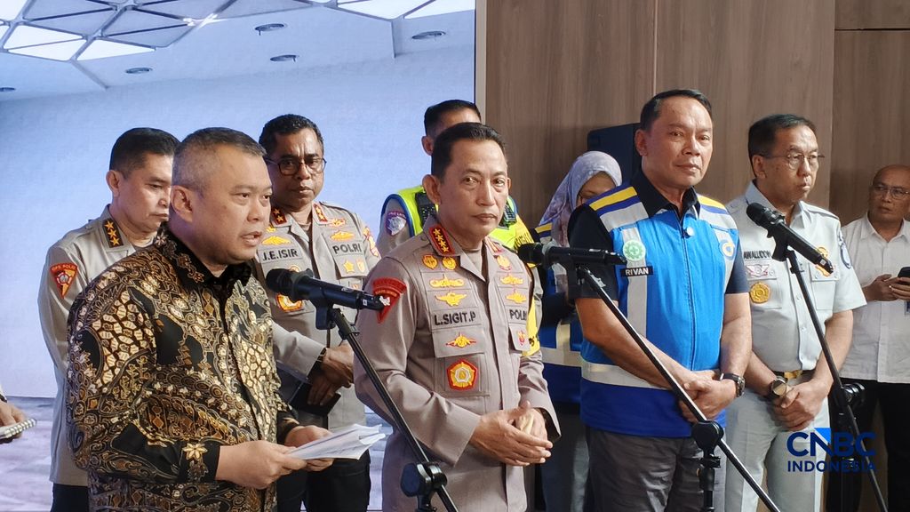 Mehub Dudy Purwaghandi, Kapolri Jenderal Listyo Sigit Prabowo, dan Menko PMK Pratikno saat meninjau Jasa Marga Toll Road Command Center (JMTC) di Jatiasih, Bekasi, Jawa Barat, Rabu (25/3/2026). (CNBC Indonesia/Chandra Dwi Pranata)