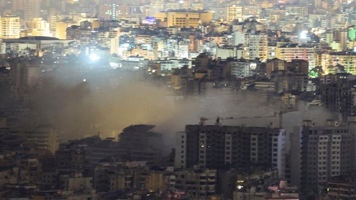 Asap tebal membumbung tinggi dari wilayah selatan Beirut pada Rabu (25/3/2026), setelah serangan yang dilancarkan Israel menghantam kawasan tersebut. Pemandangan dramatis terlihat ketika langit gelap diselimuti asap pekat, sementara kilatan petir ses