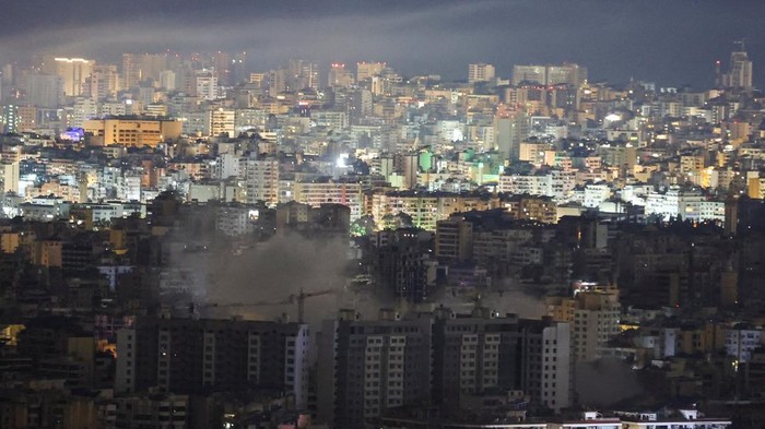 Asap tebal membumbung tinggi dari wilayah selatan Beirut pada Rabu (25/3/2026), setelah serangan yang dilancarkan Israel menghantam kawasan tersebut. Pemandangan dramatis terlihat ketika langit gelap diselimuti asap pekat, sementara kilatan petir ses