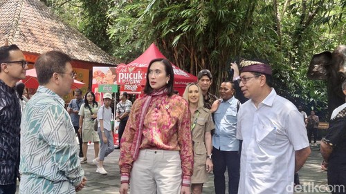 Menteri Pariwisata Widiyanti Putri Wardhana saat kunjungan kerja ke Bali Safari & Marine Park, Gianyar pada Rabu (25/3/2026). (Fabiola Dianira)