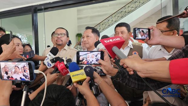 Menteri Dalam Negeri Tito Karnavian saat ditemui di Kantor Staf Presiden, Rabu (25/6/2026). (CNBC Indonesia/Emir Yanwardhana)