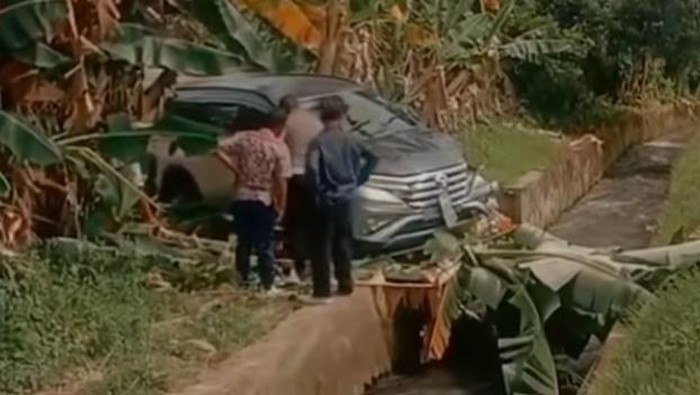 Mobil hampir jatuh ke jurang usai tabrakan dengan pemotor di Luwu.
