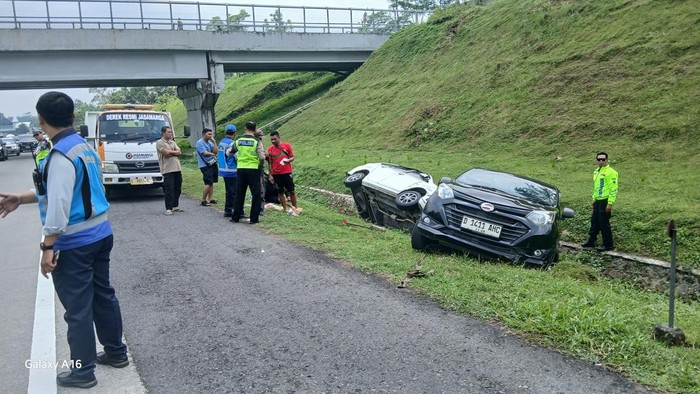 Mobil pemudik masuk ke parit dalam kecelakaan KM 474 jalan Tol Semarang-Solo, Rabu (25/3/2026).