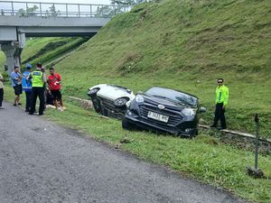 Sopir Diduga Ngantuk, 2 Mobil Pemudik Nyungsep ke Parit Tol Boyolali