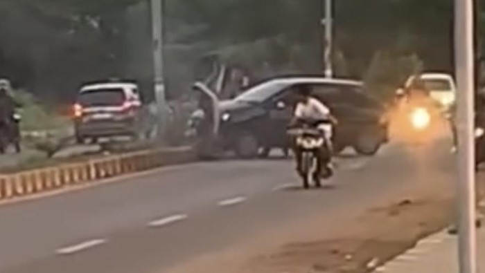 Mobil tabrak median jalan karena pecah ban depan di Kolaka.