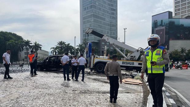 Mobil tercebur ke kolam air mancur Bundaran HI, Jakarta Pusat, Rabu (25/3/2026).