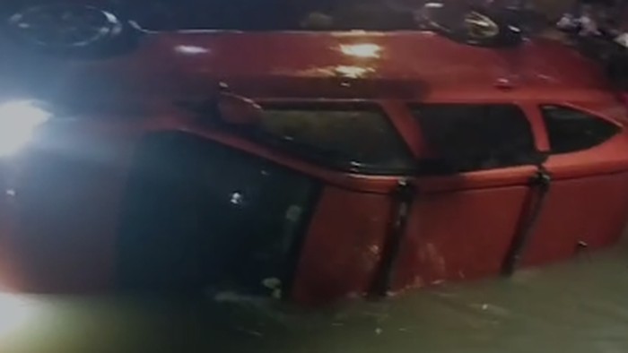 Mobil terjun ke kanal di Makassar.