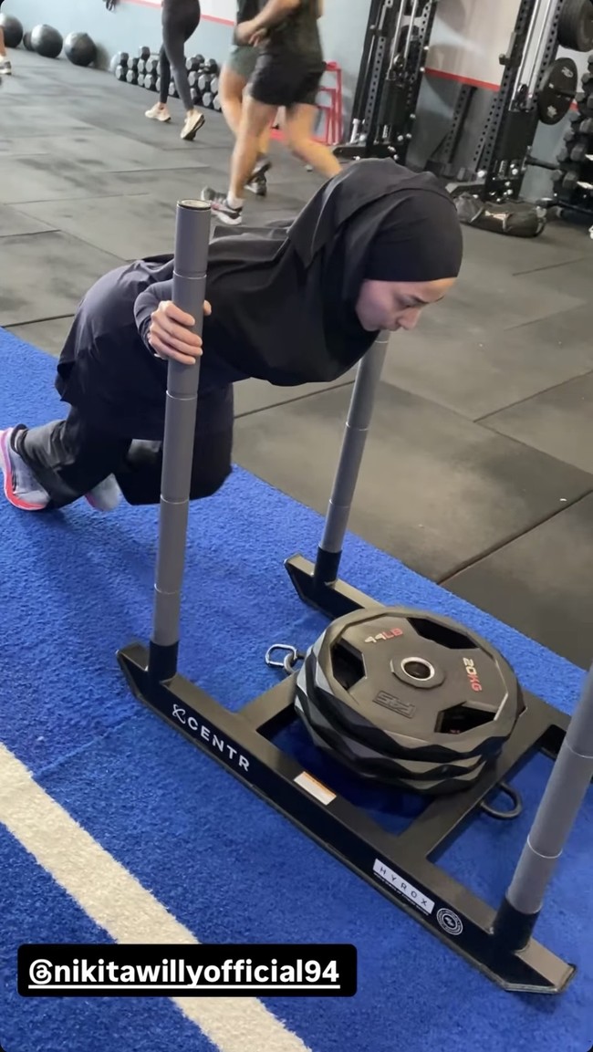 Wanita 31 tahun itu memilih kenakan hijab yang menutupi kepala hingga bagian dadanya. Hijab tersebut dipadukan dengan atasan tertutup yang panjnagnya sampai ke paha, serta celana panjang longgar. Foto: Instagram/@nikitawillyofficial94