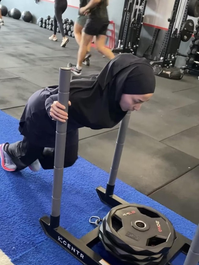 Gaya Nikita Willy Olahraga Hyrox, Tampil Santun Dengan Hijab