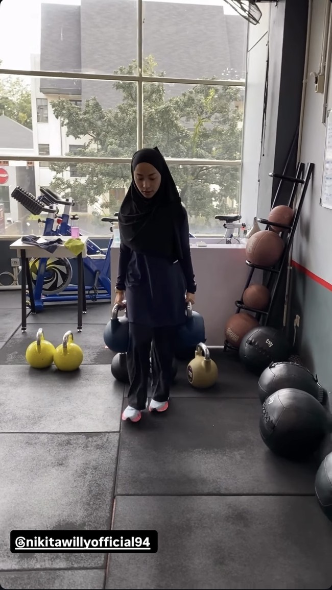 Terbaru melalui Instagram Story miliknya Nikita sempat membagikan momen dirinya kembali latihan Hyrox. Namun kali ini ia memilih tampil tertutup dengan kenakan hijab. Foto: Instagram/@nikitawillyofficial94