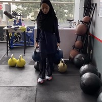 Terbaru melalui Instagram Story miliknya Nikita sempat membagikan momen dirinya kembali latihan Hyrox. Namun kali ini ia memilih tampil tertutup dengan kenakan hijab. Foto: Instagram/@nikitawillyofficial94