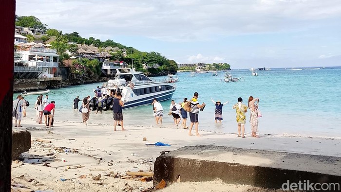 Penyeberangan di Jungutbatu, Nusa Lembongan. Dokumentasi: Wibhi Leksono
