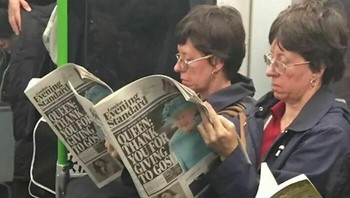 Dalam budaya populer, doppelgänger sering digambarkan sebagai sosok misterius yang menyerupai seseorang secara identik, bahkan kerap dikaitkan dengan hal-hal supranatural atau pertanda tertentu. Foto: Boredpanda