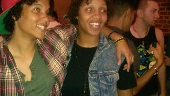 Selain itu, otak manusia juga punya peran besar dalam “menyamakan” wajah. Kita cenderung mengenali pola tertentu seperti bentuk mata, hidung, dan garis wajah, lalu menganggap dua orang sangat mirip meskipun sebenarnya tidak identik sepenuhnya. Foto: Boredpanda