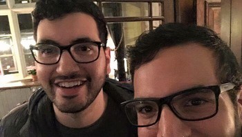 Itulah sebabnya, foto-foto orang yang bertemu “kembaran” ini sering terasa seperti glitch di dunia nyata. Begitu membingungkan, sedikit menyeramkan, tapi juga memicu rasa penasaran yang besar. Pernahkah kamu mengalaminya? Foto: Boredpanda