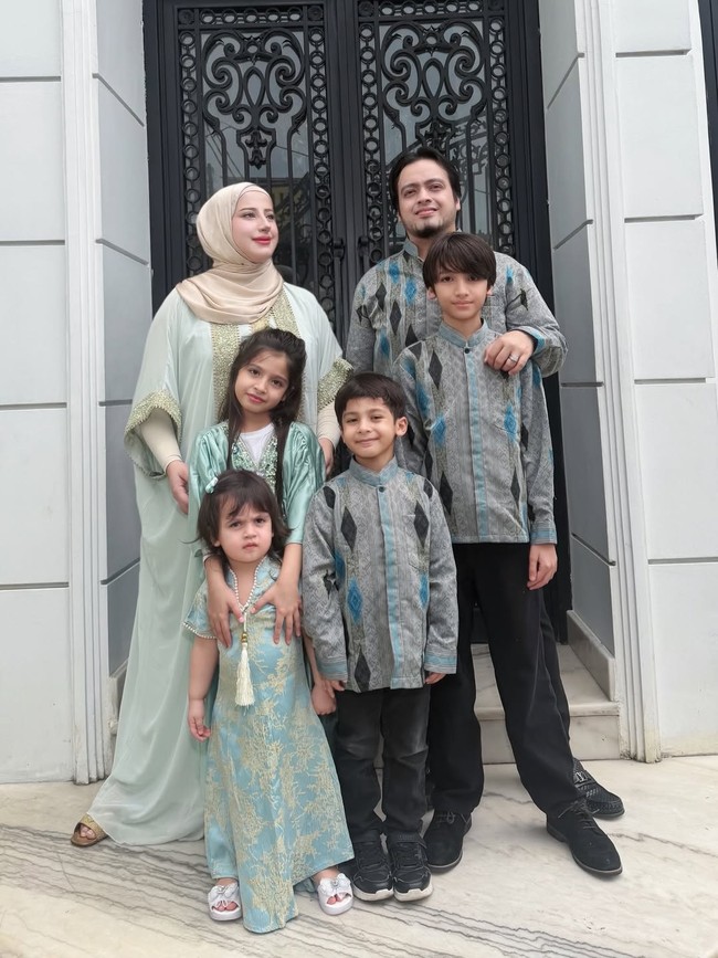 Hingga hari ketiga Lebaran, Tasyi Athasyia masih menghadirkan kemeriahan silahturahmi. Foto: instagram/@tasyiiathasyia