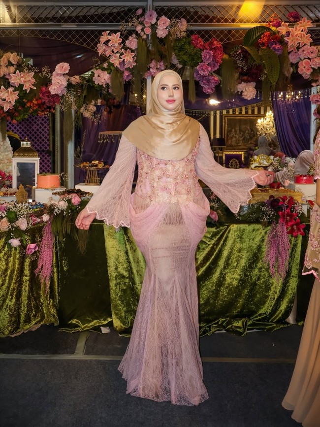 Malam harinya saat kumpul keluarga besar, Tasyi Athasyia berganti busana dengan nuansa pink pastel dan emas. Gaun berbahan lace chantilly membuat gayanya lebih anggun dan manis. Foto: instagram/@tasyiiathasyia