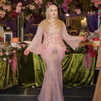 Malam harinya saat kumpul keluarga besar, Tasyi Athasyia berganti busana dengan nuansa pink pastel dan emas. Gaun berbahan lace chantilly membuat gayanya lebih anggun dan manis. Foto: instagram/@tasyiiathasyia