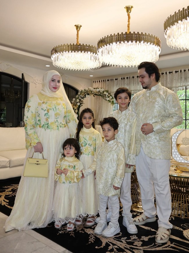 Lebaran Day 2, Tasyi kompak mengenakan busana butter yellow bersama suami dan keempat anaknya. Wanita 33 tahun ini memilih gaun dengan detail bordir bunga. Foto: instagram/@tasyiiathasyia