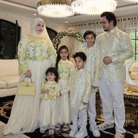 Lebaran Day 2, Tasyi kompak mengenakan busana butter yellow bersama suami dan keempat anaknya. Wanita 33 tahun ini memilih gaun dengan detail bordir bunga. Foto: instagram/@tasyiiathasyia