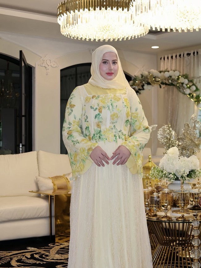 Menyelaraskan busana, saudara kembar  Tasya Farasya ini memakai makeup bernuansa hangat dengan palet peach. Foto: instagram/@tasyiiathasyia